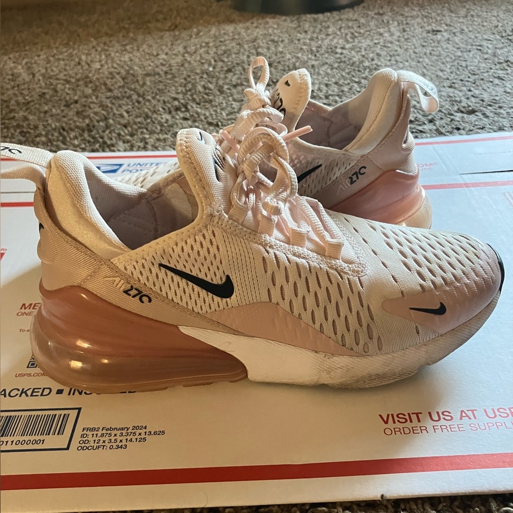 WMNS NIKE AIR MAX 270 PRE OWNED SZ 7.5 100% AUTHENTIC ($25 firm)